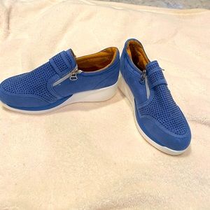 Sneakers with dazzle